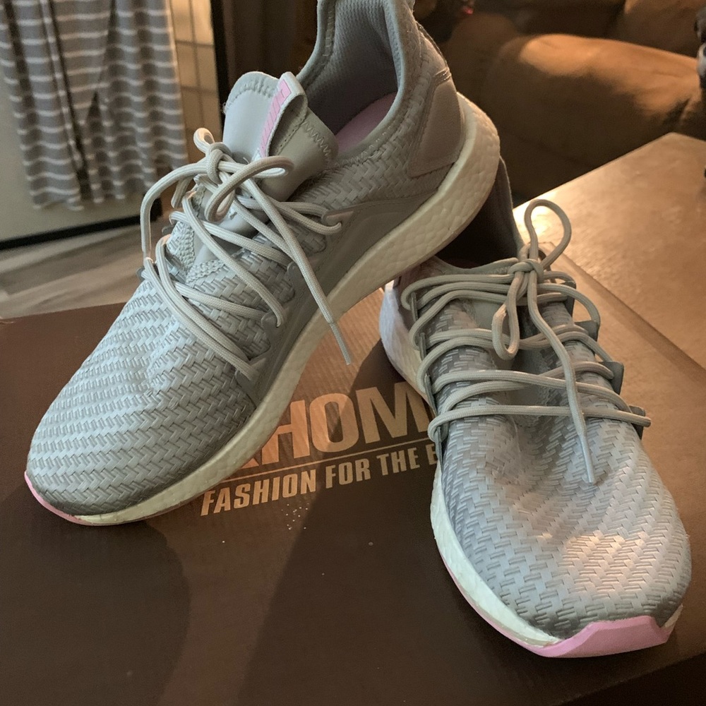 Puma size 9 Silver Athletic Shoe